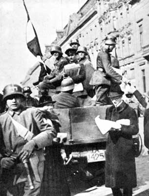 Brigade Ehrhardt beim Kapp-Putsch im März 1920. Schon damals mit Hakenkreuz am Helm.