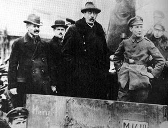 Gustav Noske im Januar 1919 beim Besuch der Truppen
