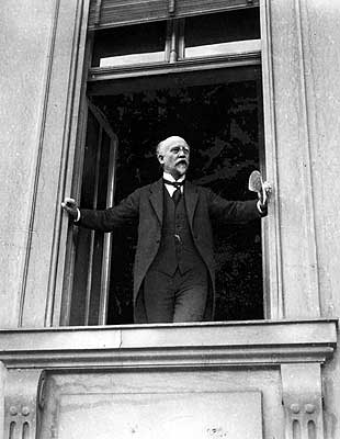 9. November 1918: Phillip Scheidemann ruft die Republik aus.